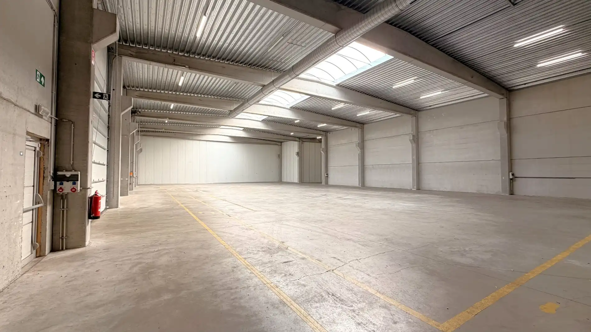 Magazijn met laadkade en kantoren te huur aan E17 in Kruibeke foto 7