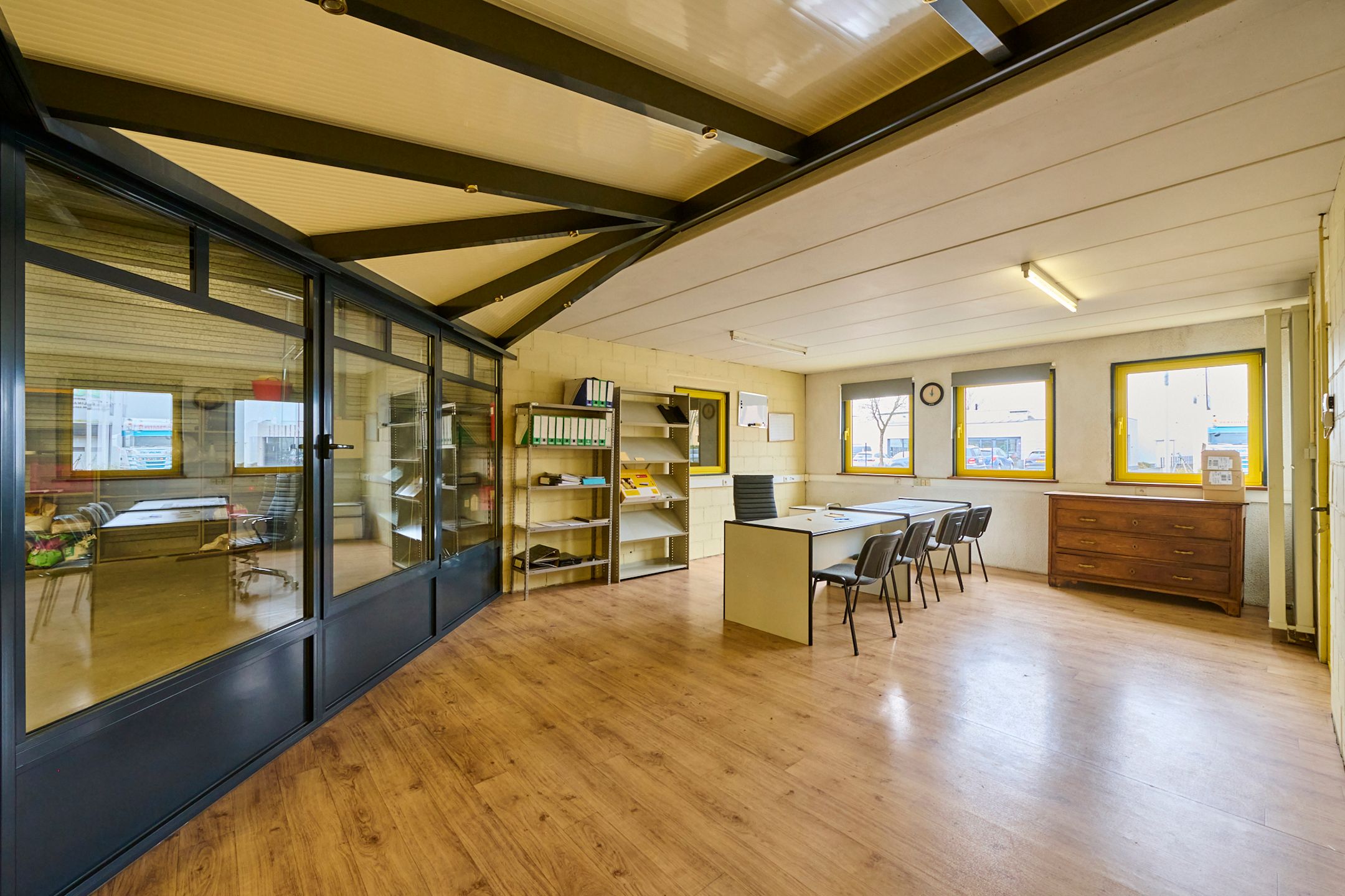 TE HUUR Zonhoven: Bedrijfsgebouw van +/- 390m² incl. kantoor foto 7