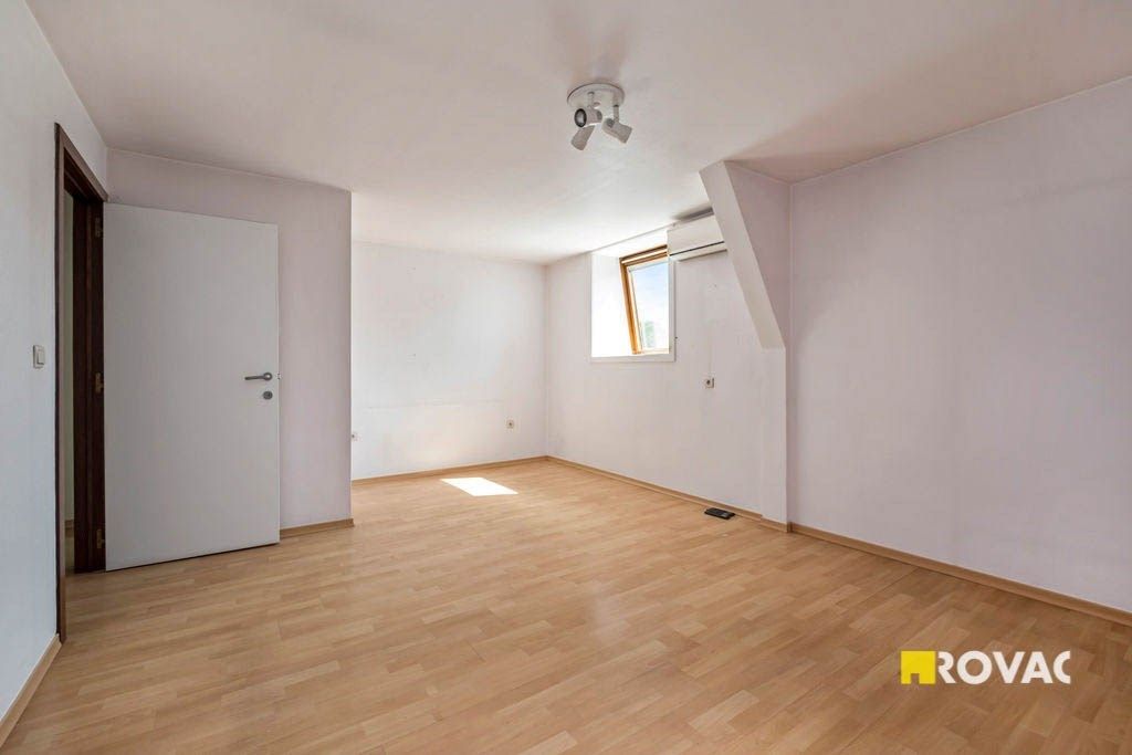 Zeer ruime woning met handelsmogelijkheden foto 21