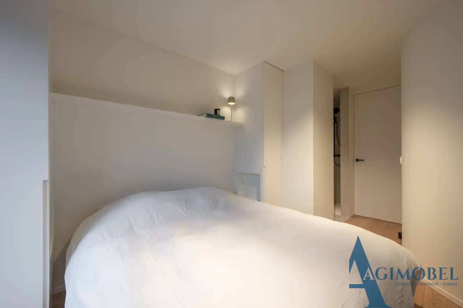 Uniek 2 slaapkamer - appartement met zeezicht en verfijnde architecturale touch. Vlakbij de Zeedijk. foto 12