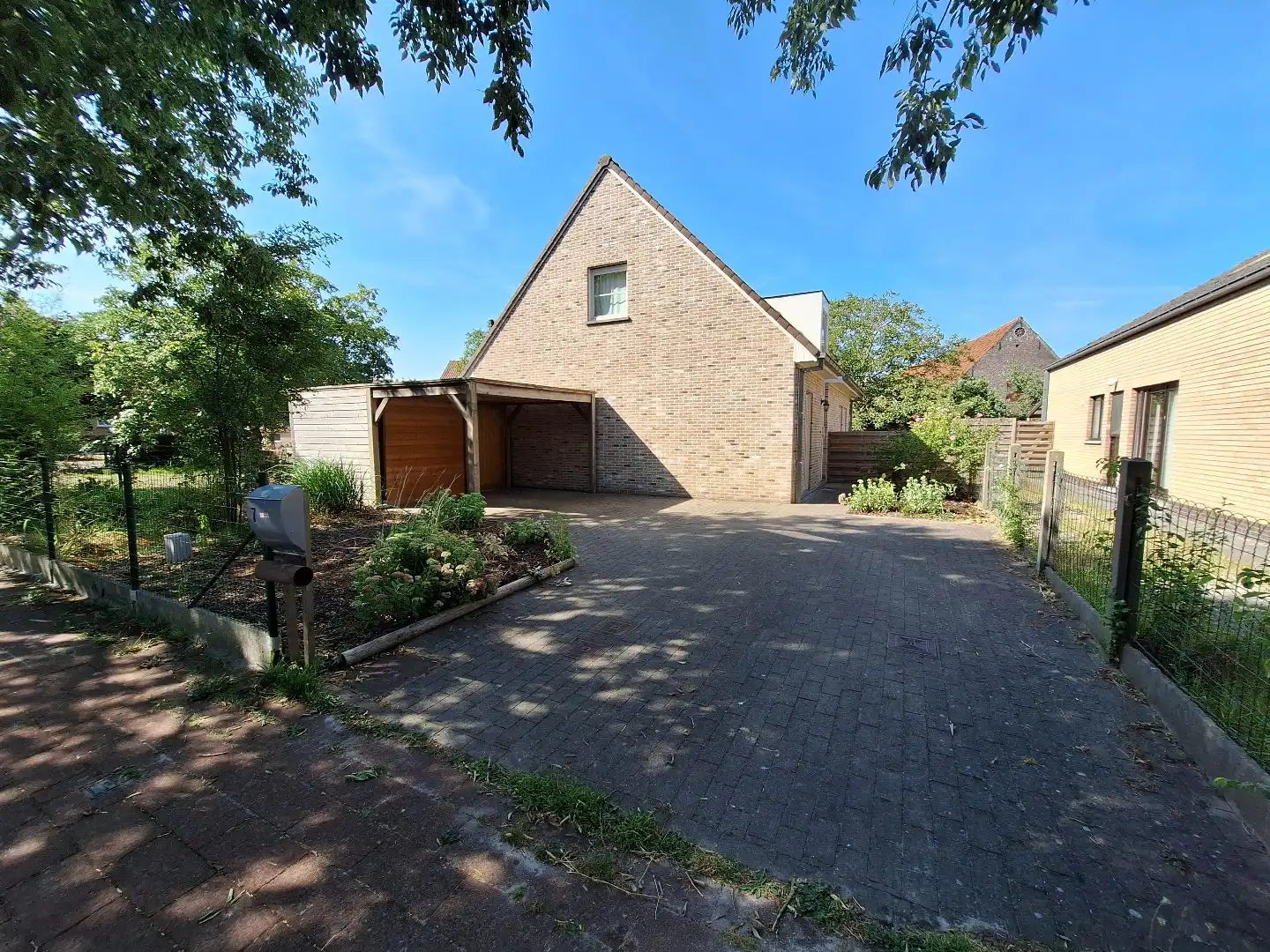 Recente alleenstaande woning met 4 SLK op ruim perceel foto 2