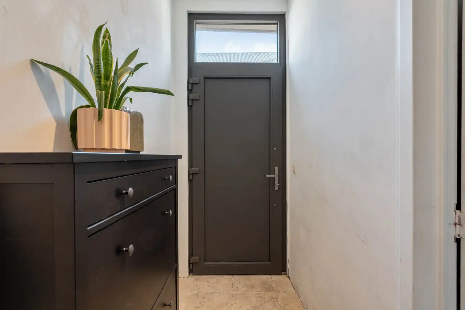 Goed gelegen halfopen bebouwing met 3 slaapkamers en een tuin met een poortje naar de straat te Wilsele! foto 2