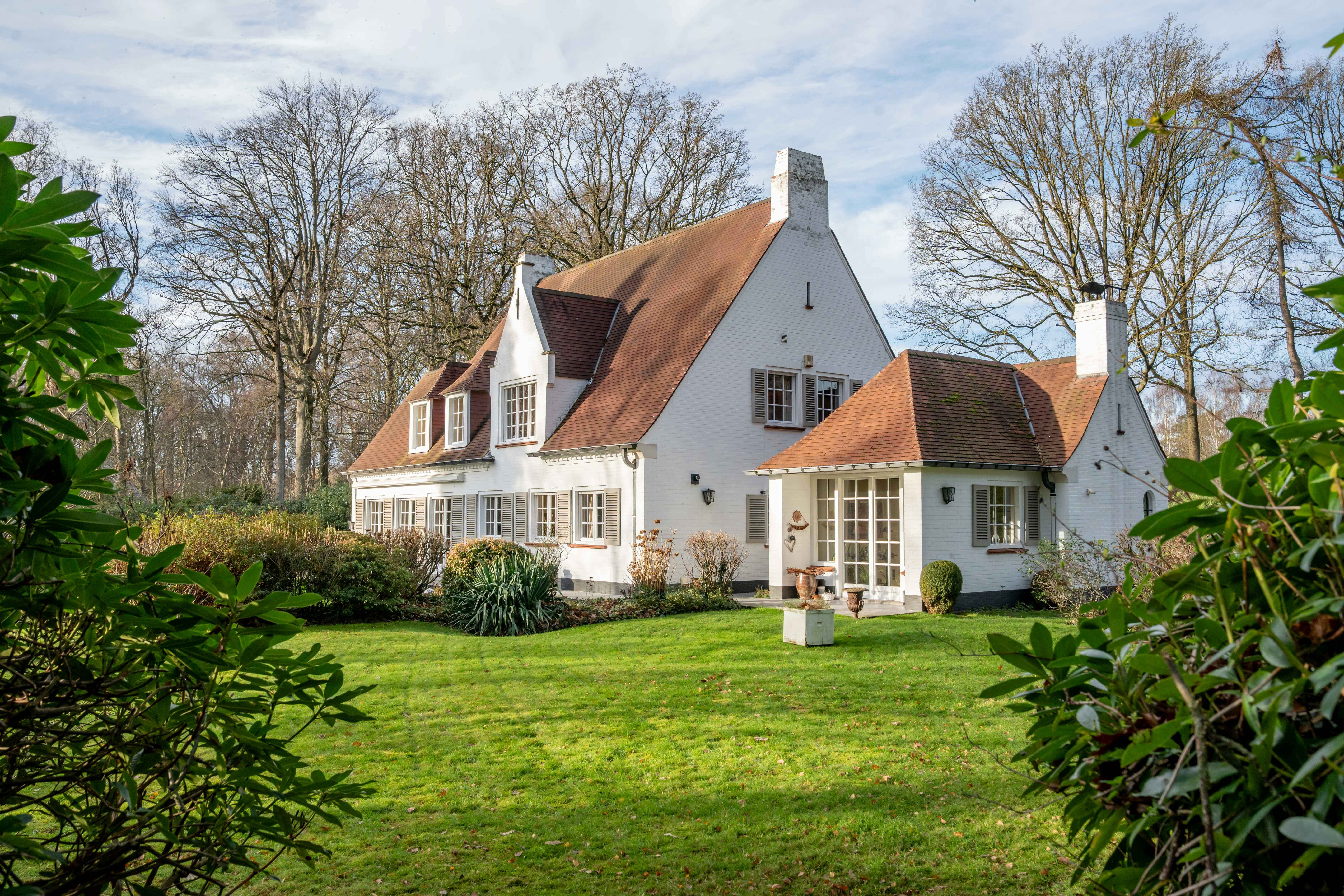 Hoofdfoto van de publicatie: Klassieke villa te koop gelegen in het Waaroostpark 