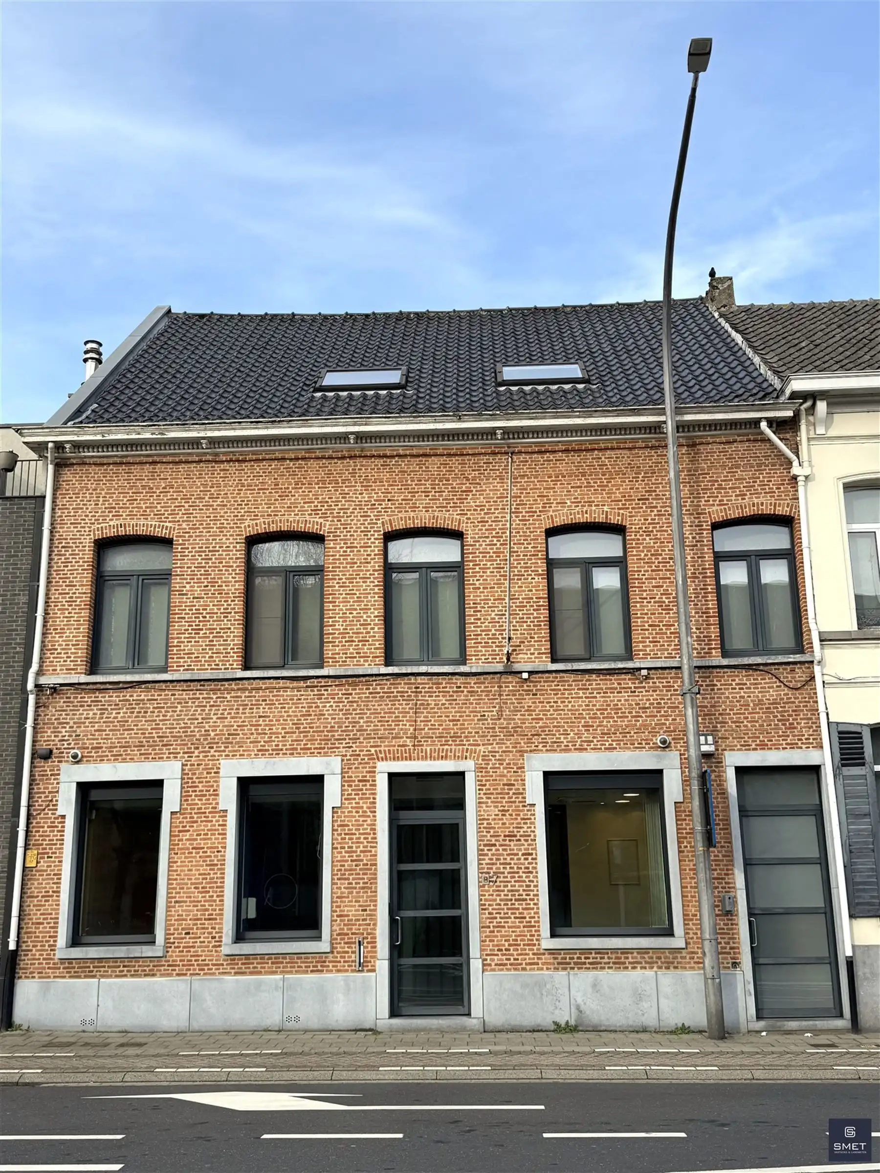 Instapklare gezinswoning met handelsruimte foto 2