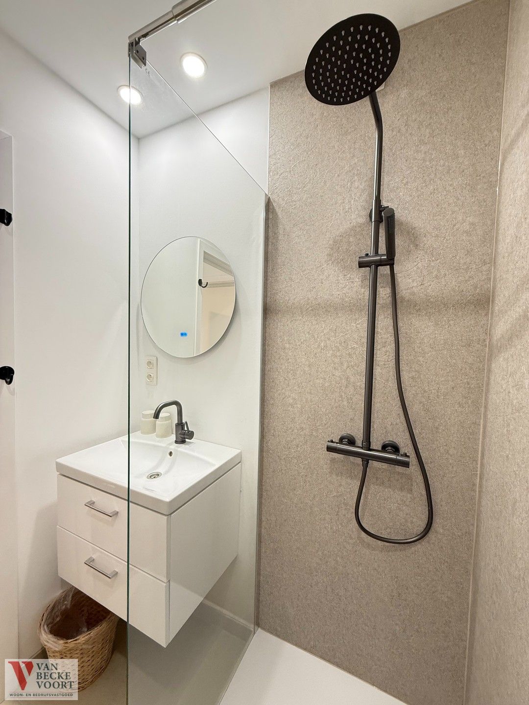 Vernieuwd appartement met zijdelings zeezicht foto 9