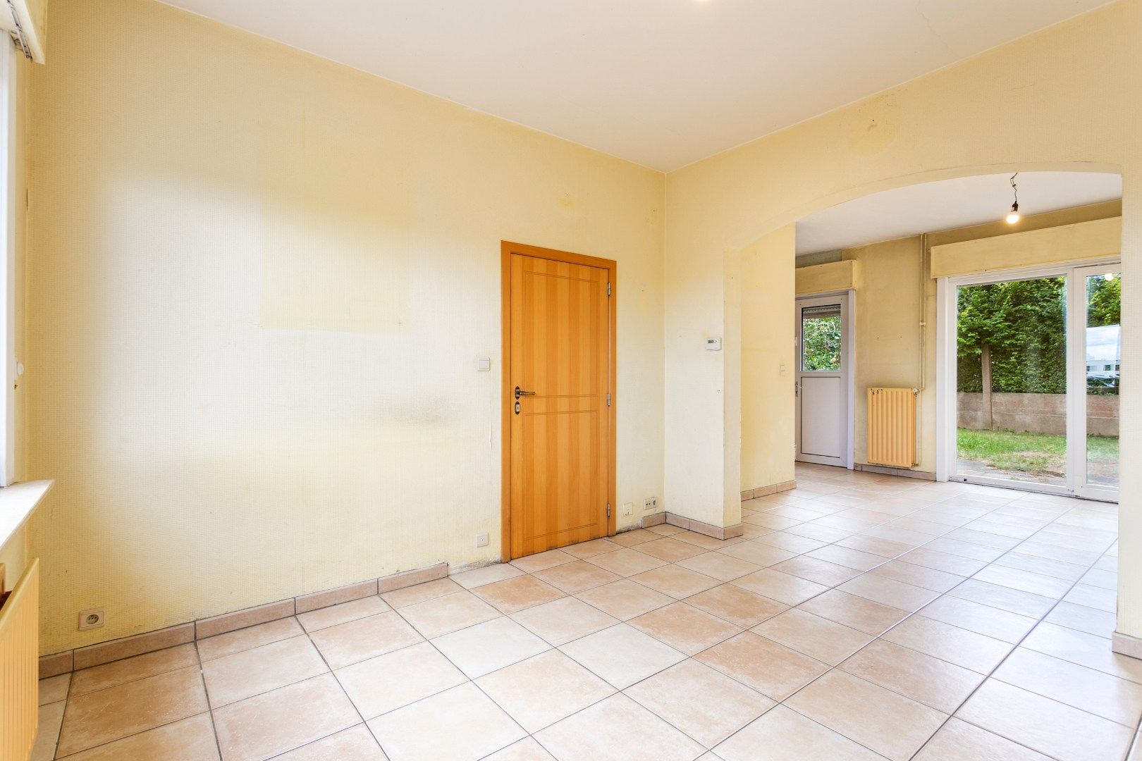 Te renoveren woning met 2 slaapkamers (4 mogelijk), bureau en aangename tuin foto 3