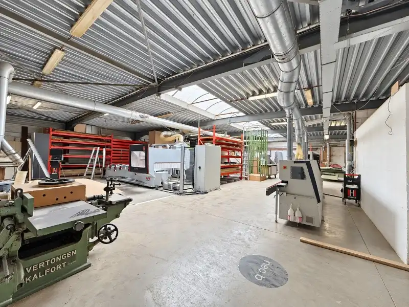 Veelzijdig bedrijfsgebouw langs de Dender met showroom, kantoren & parking foto 17