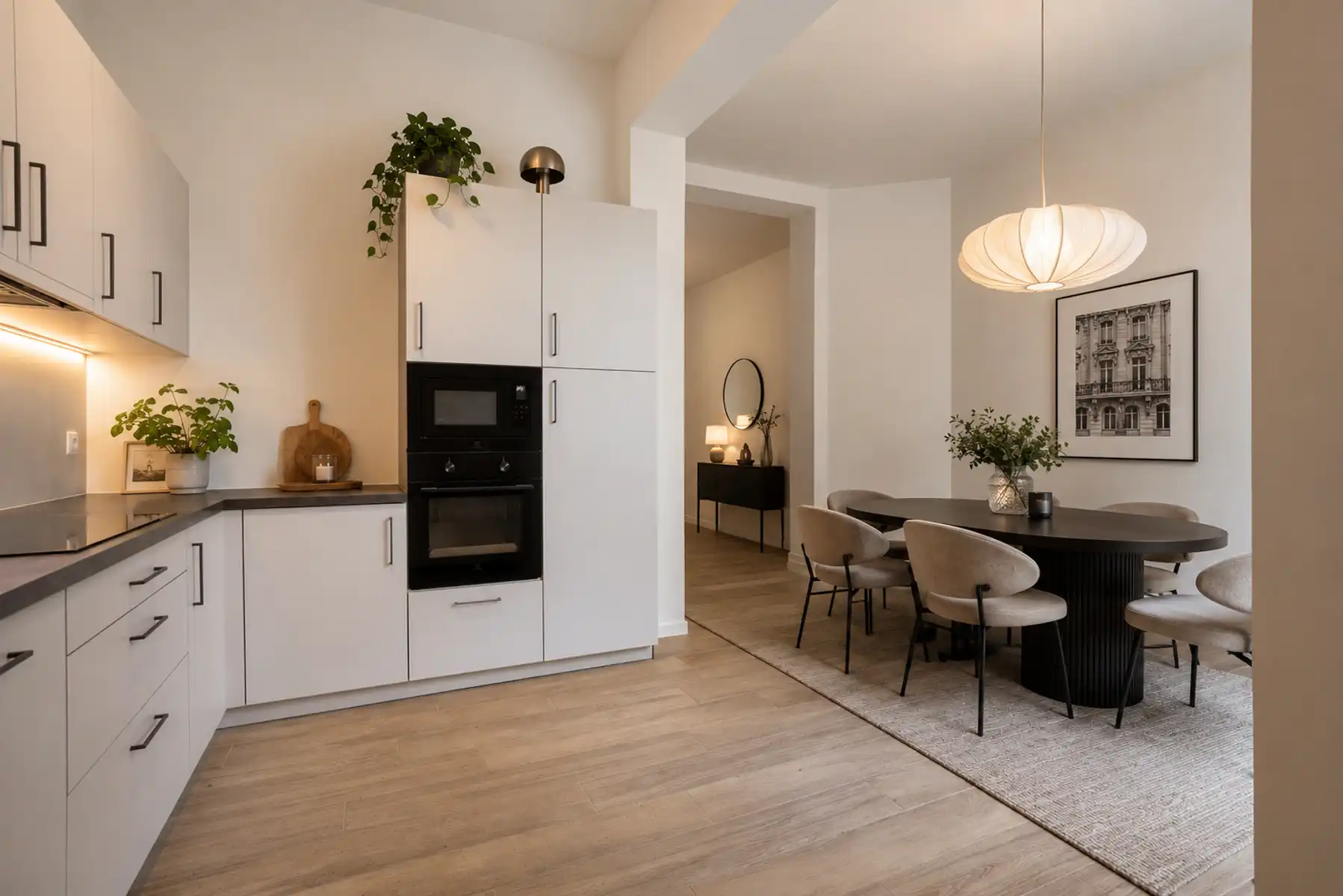Prachtig gerenoveerd 2-slaapkamerappartement met tuin foto {{pictureIndex}}