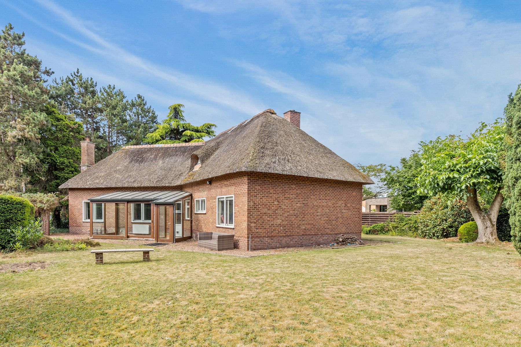 Geheel te renoveren / te slopen woning in residentiële wijk foto 22
