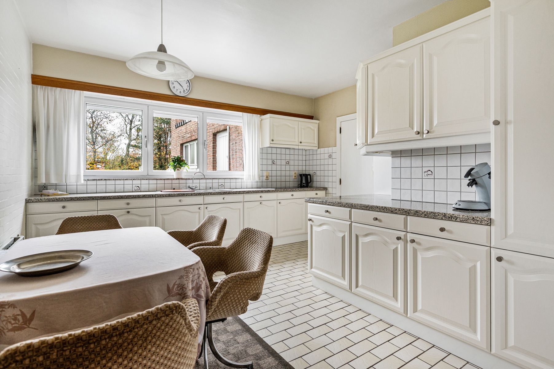 Ruime gezinswoning met tuin en garage op 856 m2 foto 12