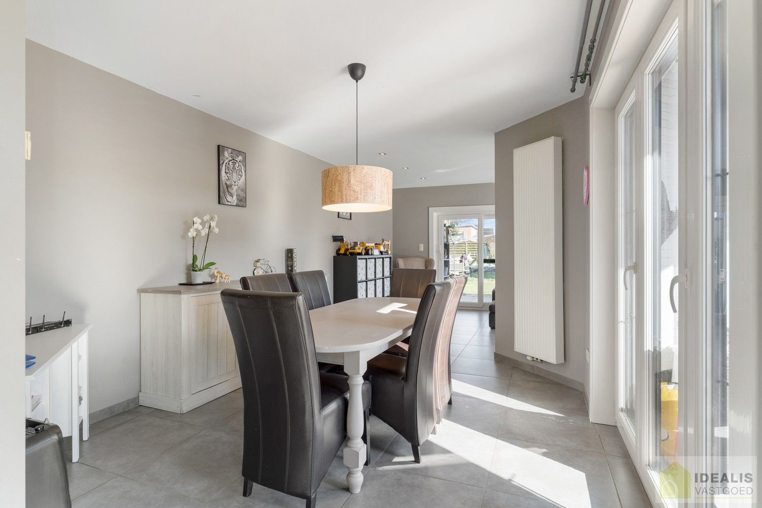 IDEALIS VASTGOED - CHARMANTE INSTAPKLARE GEZINSWONING MET EEN LICHTRIJKE LEEFRUIMTE, MODERNE OPEN KEUKEN MET KOOKEILAND, 3 RUIME SLAAPKAMERS EN BADKAMER. DE WONING IS GELEGEN OP EEN PRACHTIG PERCEEL VAN 12A 68CA! Deze knappe bungalow omvat een aangename 140m² bewoonbare oppervlakte met een lichtrijke woonkamer met aansluitend een moderne open keuken met kookeiland (voorzien van alle comfort), 3 ruime slaapkamers en een badkamer. De woning biedt verder een kelderverdieping en een zeer ruime tuin. Een unieke kans voor kandidaten op zoek naar een instapklaar huis voorzien van alle faciliteiten op een hele fijne locatie tussen de centra van Oudsbergen, Bree en Peer! foto 8