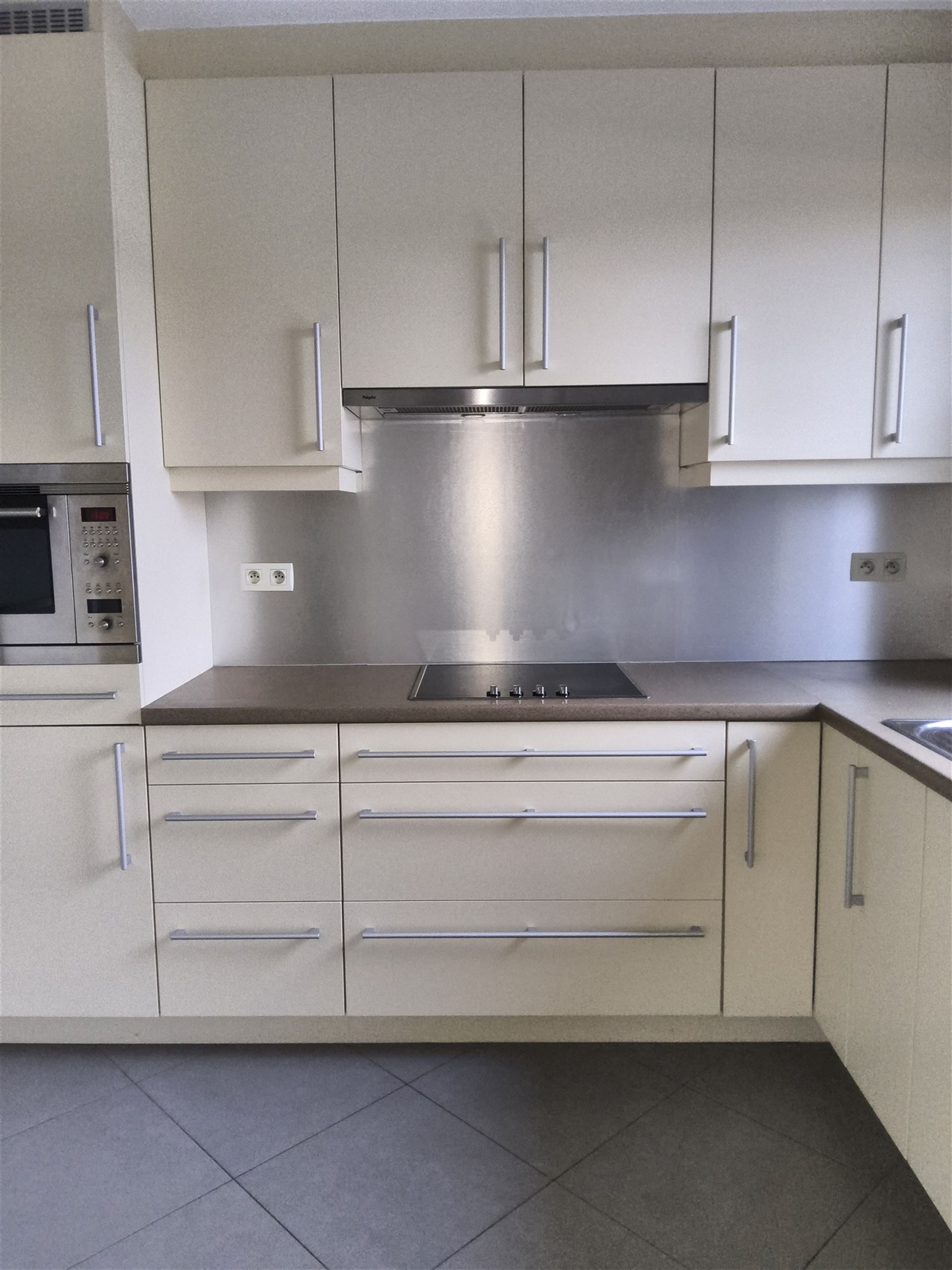 Ruim 2 slaapkamer-appartement met garage foto 11