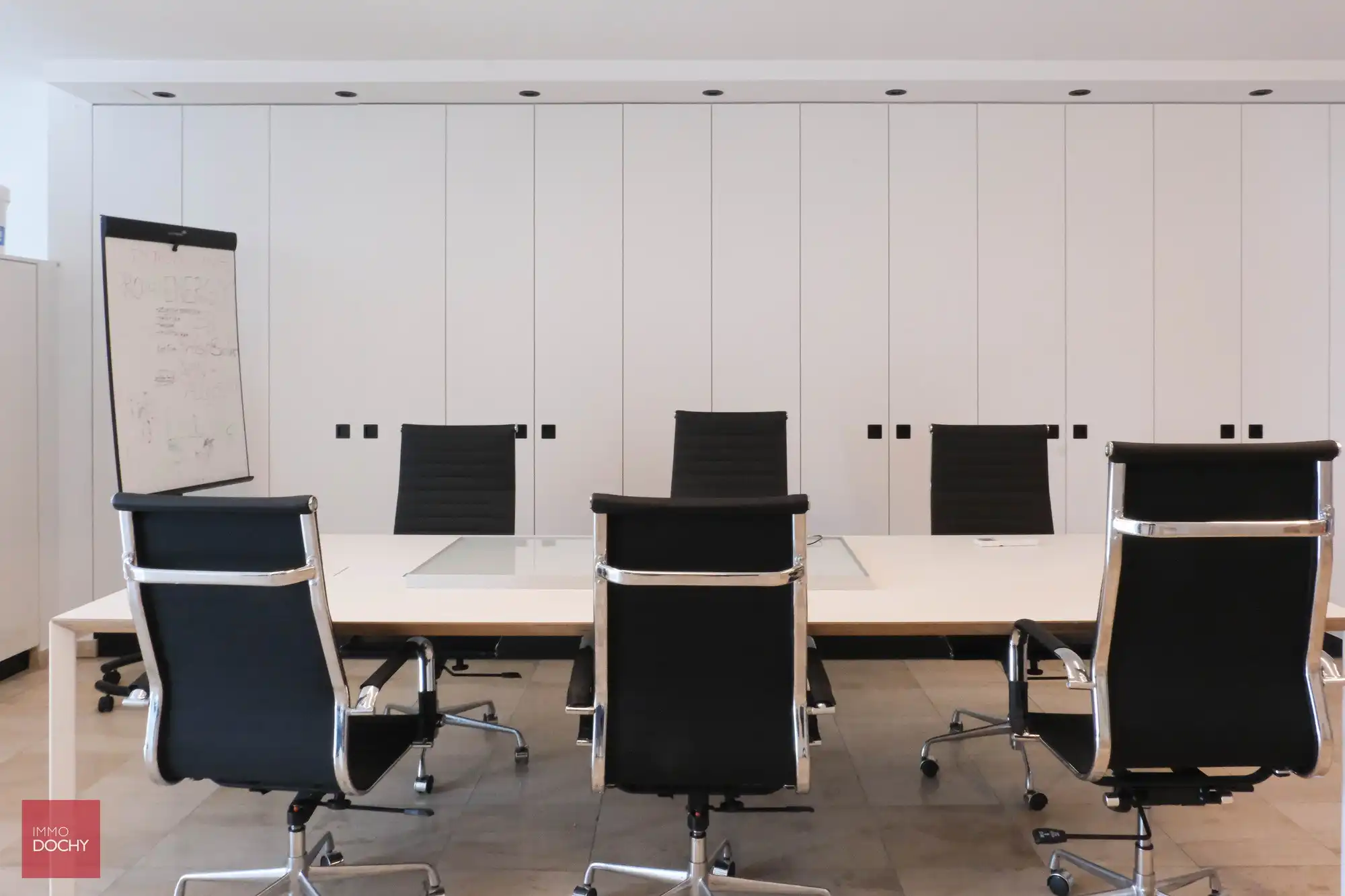 Commercieel gelegen kantoorcomplex met privé-woonst (villa) foto 6