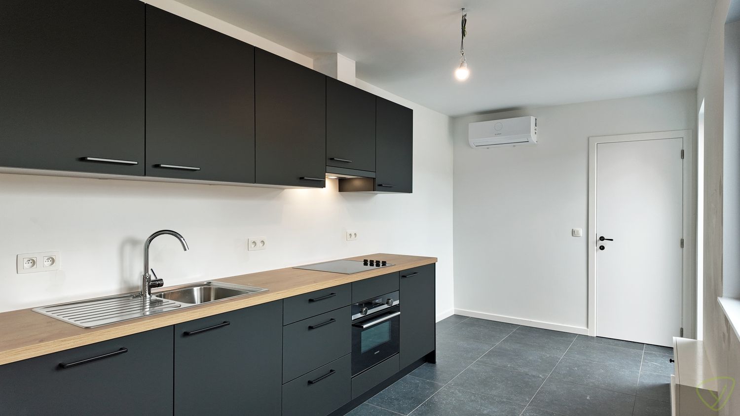 Kwaliteitsvol gerenoveerde en zeer energiezuinige woning vlakbij Veldekensbrug! foto 4