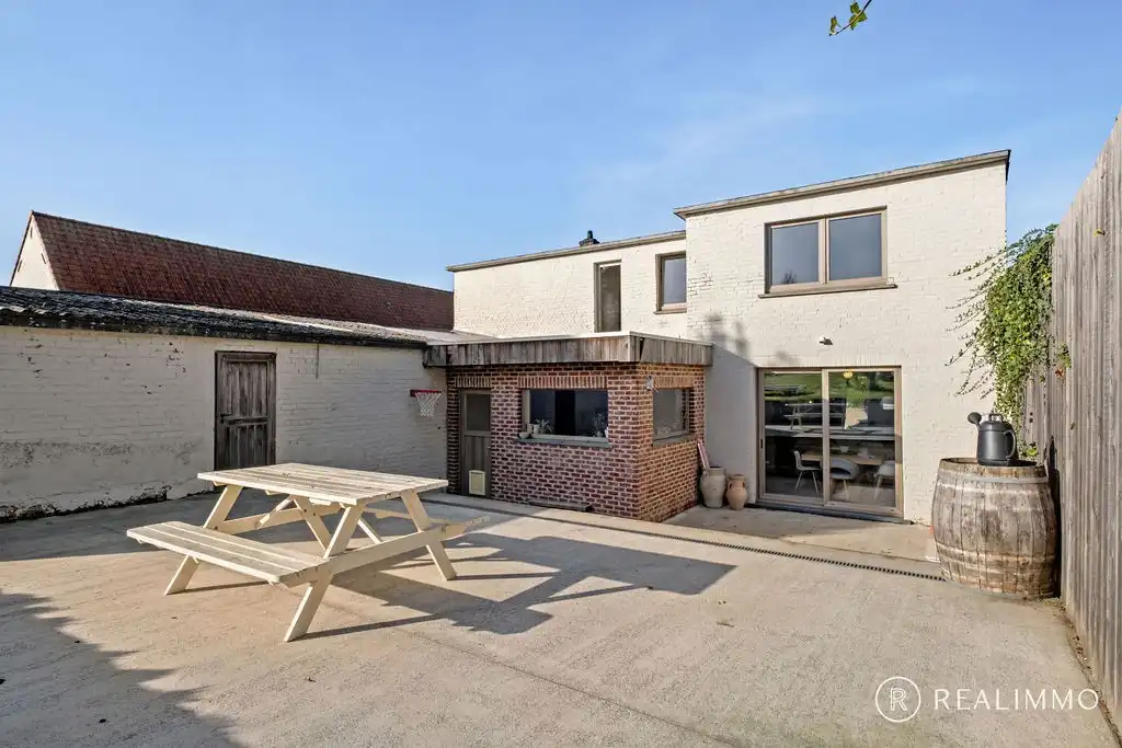 Stijlvol gerenoveerde woning met loods aan de voet van de Kluis! foto 27