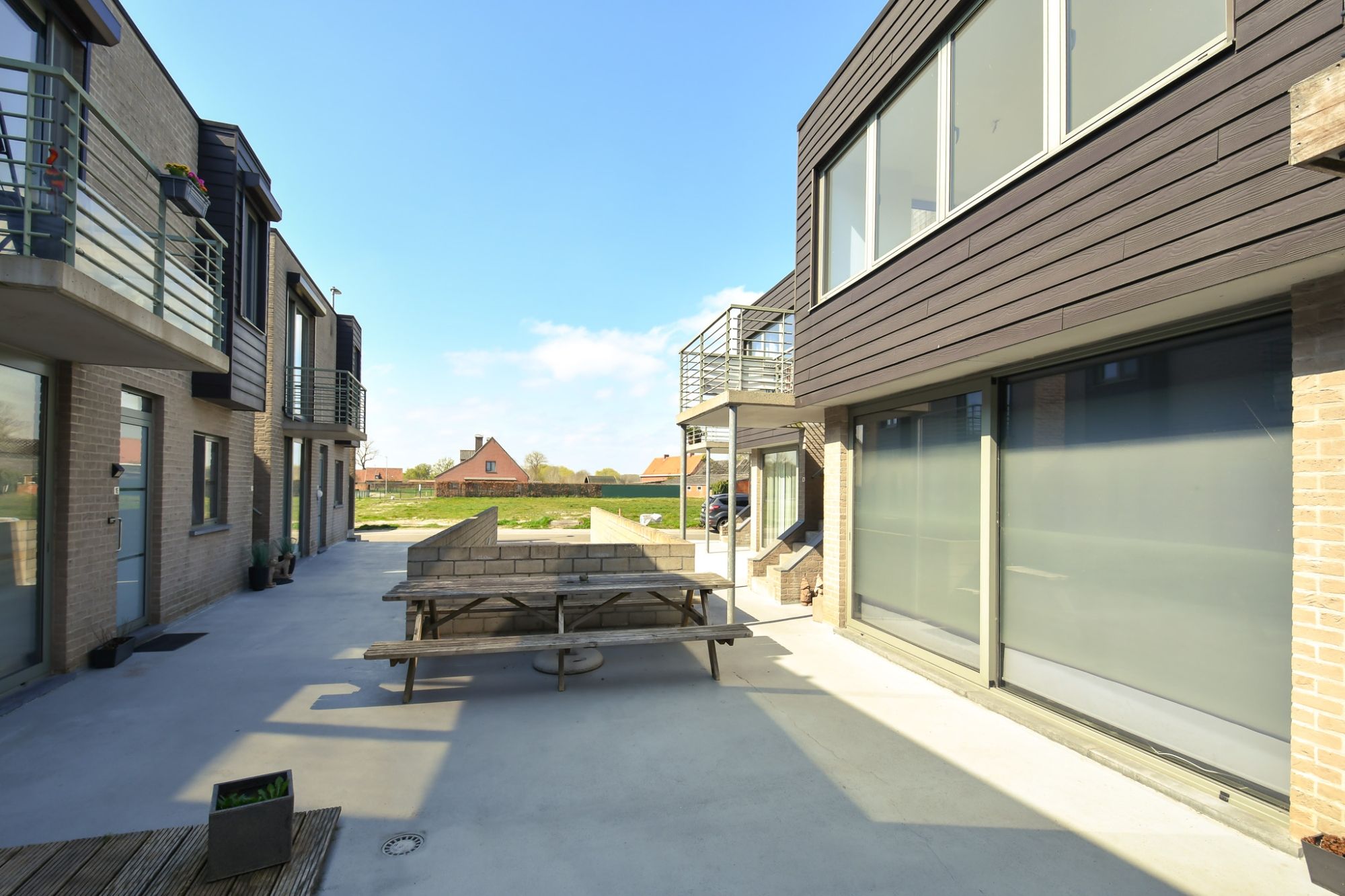 Hoofdfoto van de publicatie: INSTAPKLAAR 2 slaapkamer appartement met terras incl. AUTOSTAANPLAATS en kelder