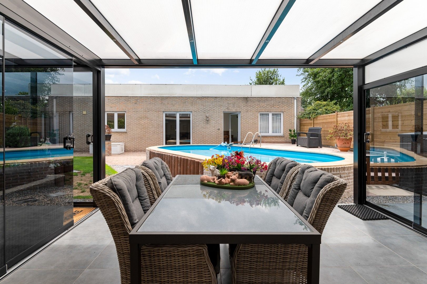Knappe laagbouwwoning en groot bijgebouw met tuin en zwembad foto 20