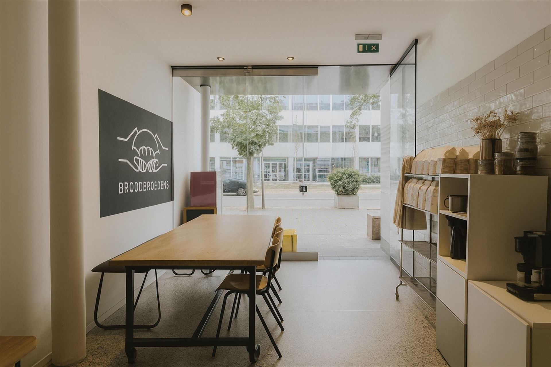 Instapklaar handelspand nabij station, burelen en stadscentrum. foto 4