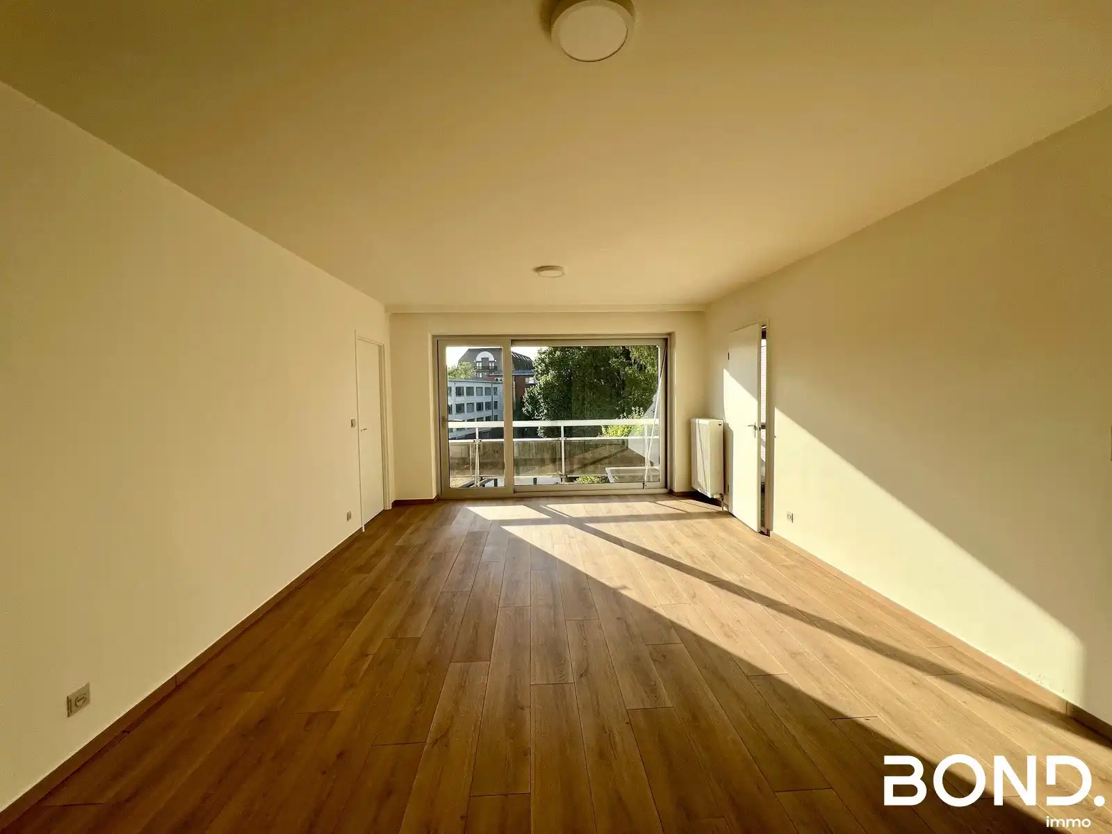 Gerenoveerd 1-slaapkamer appartement met garagebox te huur foto 2