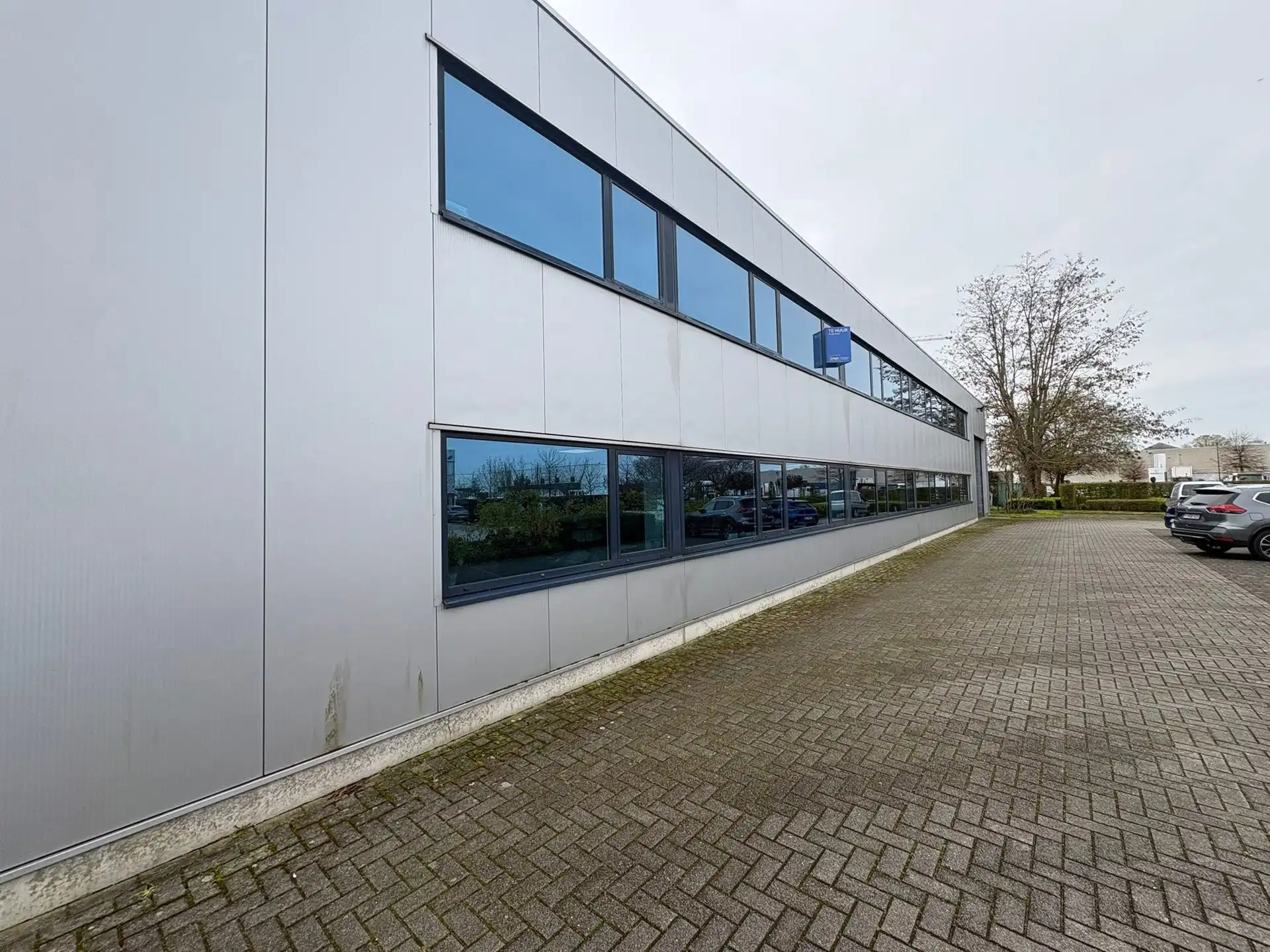 Kantoor van 280 m² te huur in Wommelgem.  foto {{pictureIndex}}