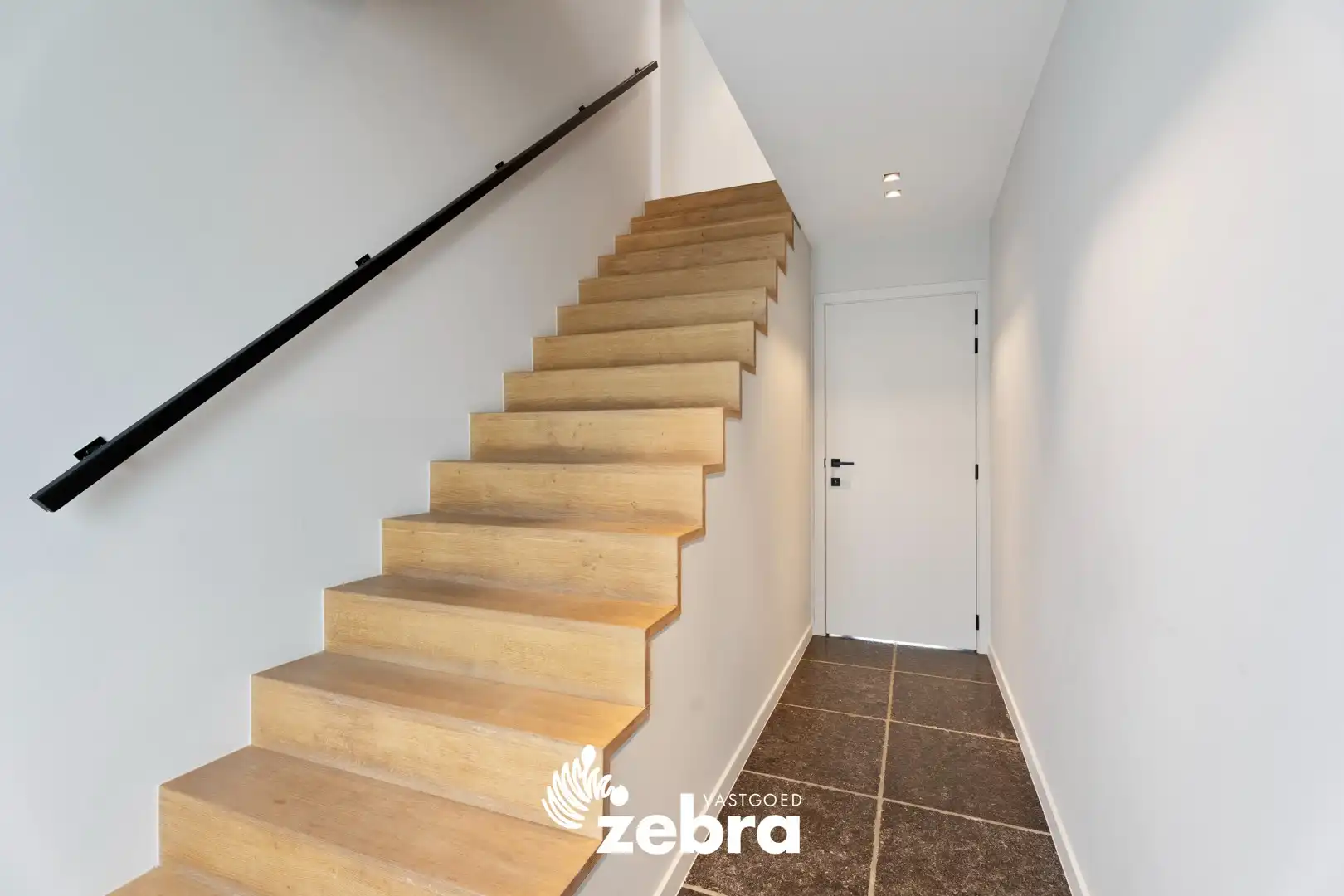 Ruime loods van ± 600 m² met instapklare woning te Oostrozebeke! foto 14