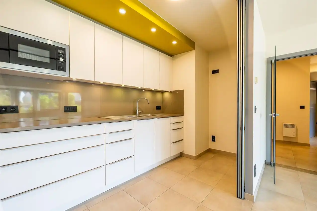 Vernieuwd app, twee slaapkamers, terras en garage foto 4