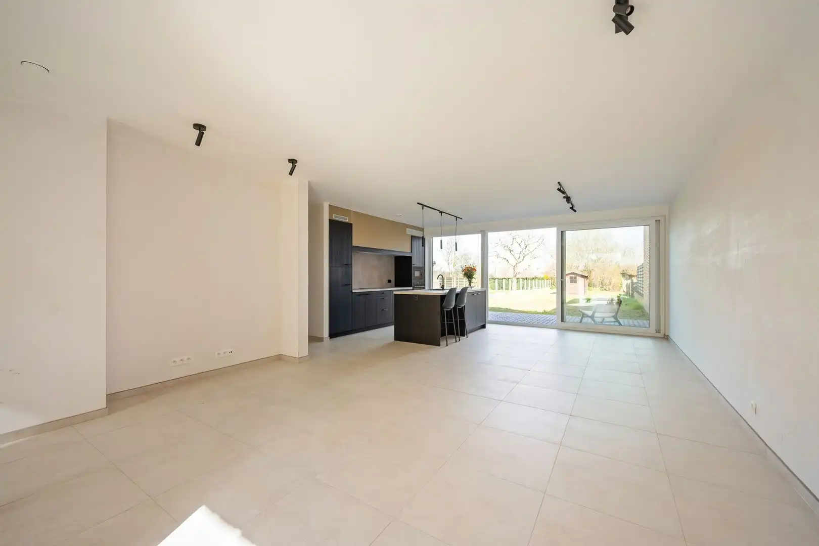 Kwalitatief afgewerkte lichtrijke en ruime nieuwbouw woning met grote tuin en 3 volwaardige slaapkamers foto 8