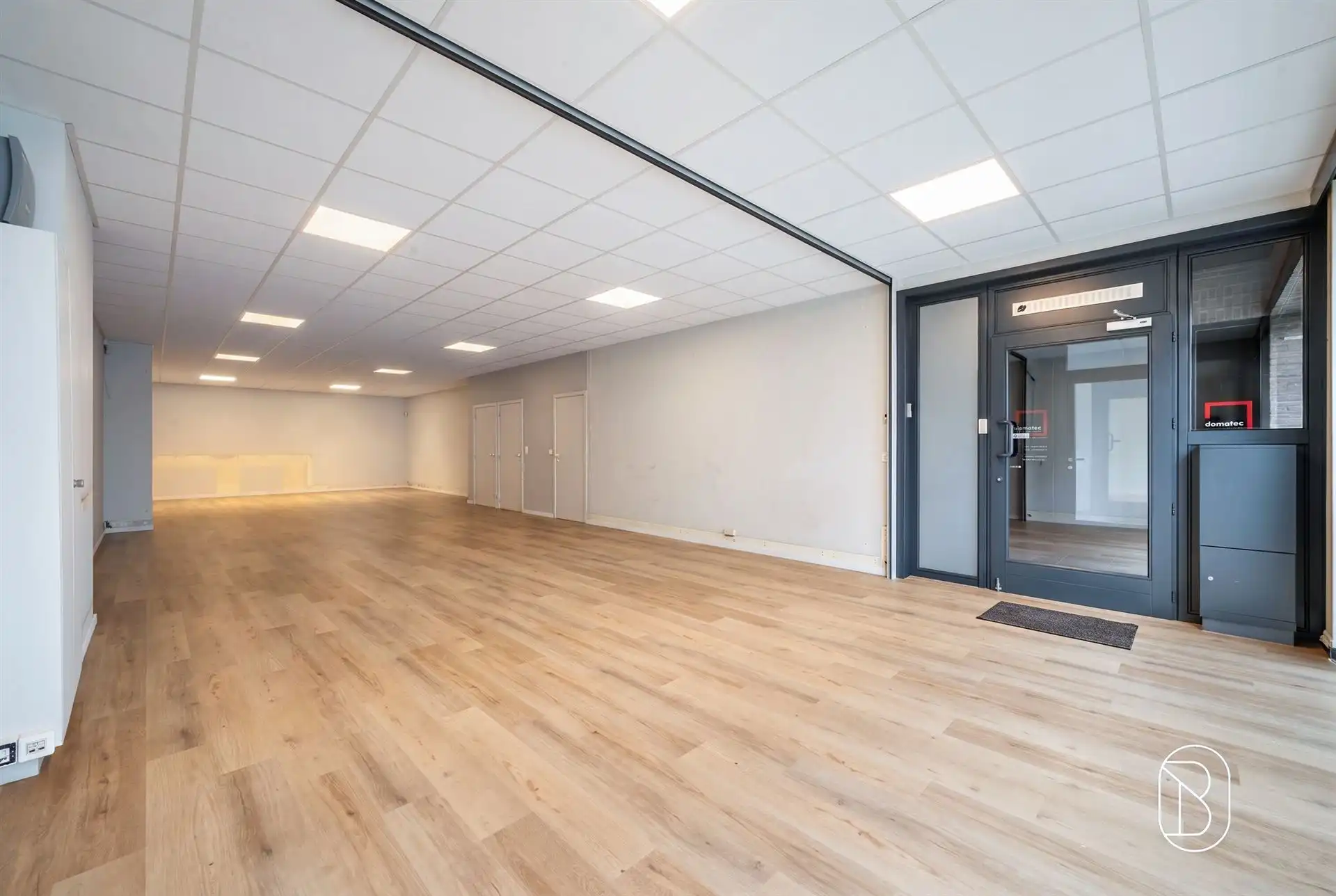 Instapklaar handelspand in centrum Waregem!  foto 4