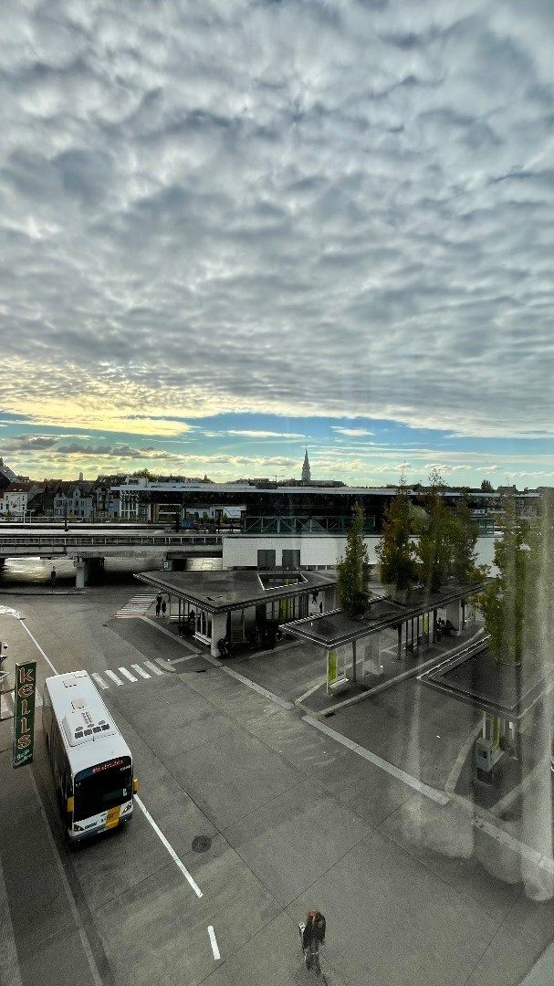 Verhuurde studio (31m²)met open zicht op het station foto 3