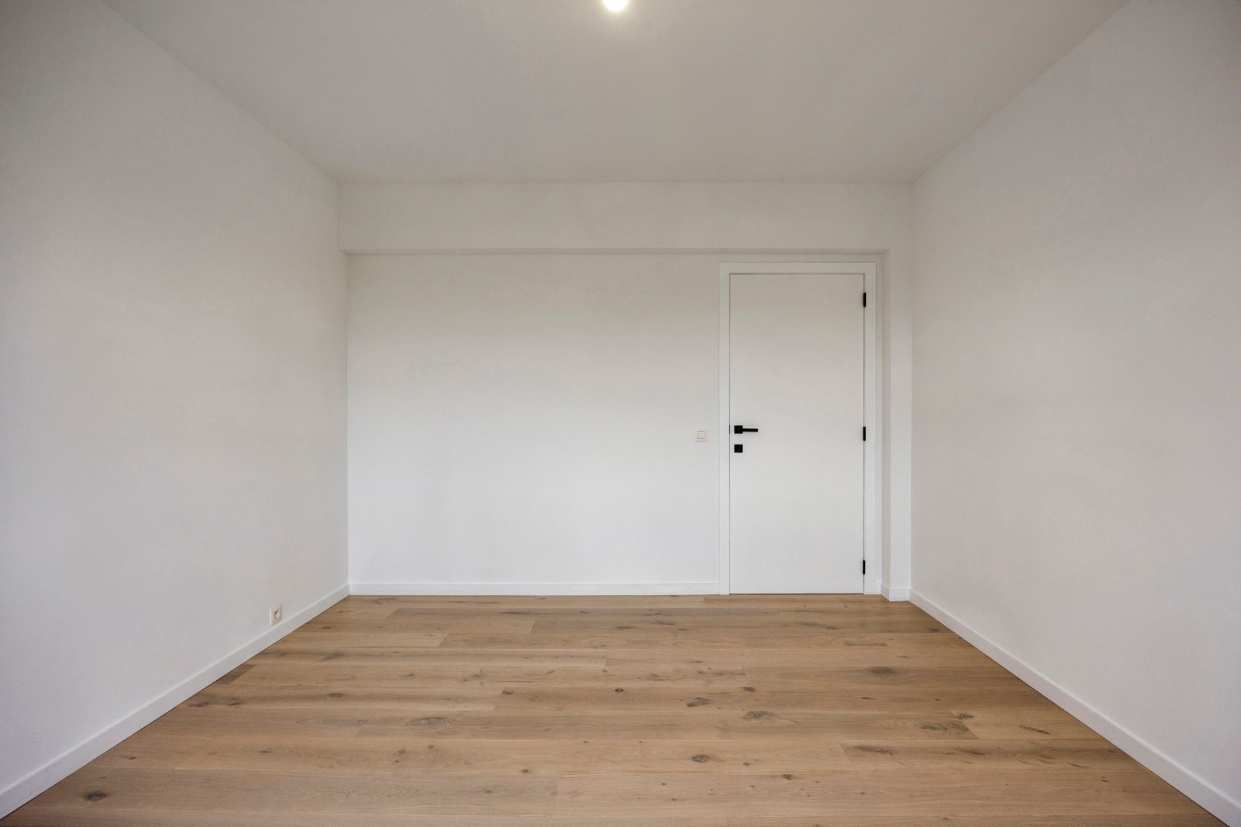 Luxueus gerenoveerd appartement met twee kamers en garage foto 16