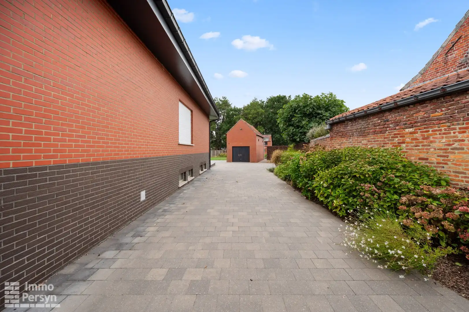 Vrijstaande bungalow met bijgebouw op een riant perceel foto 21