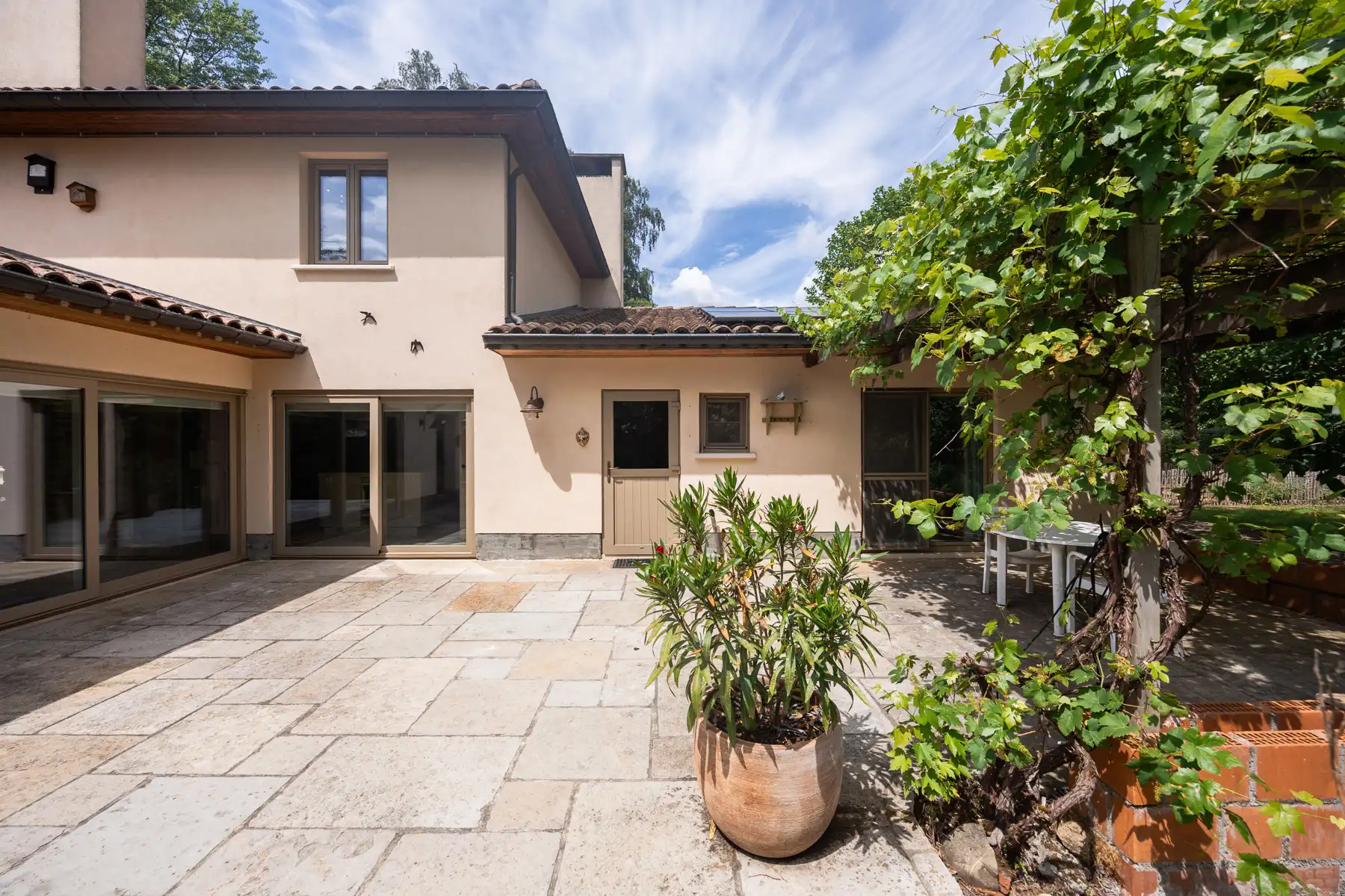 Gerenoveerde energiezuinige villa met adembenemende vijver foto 7