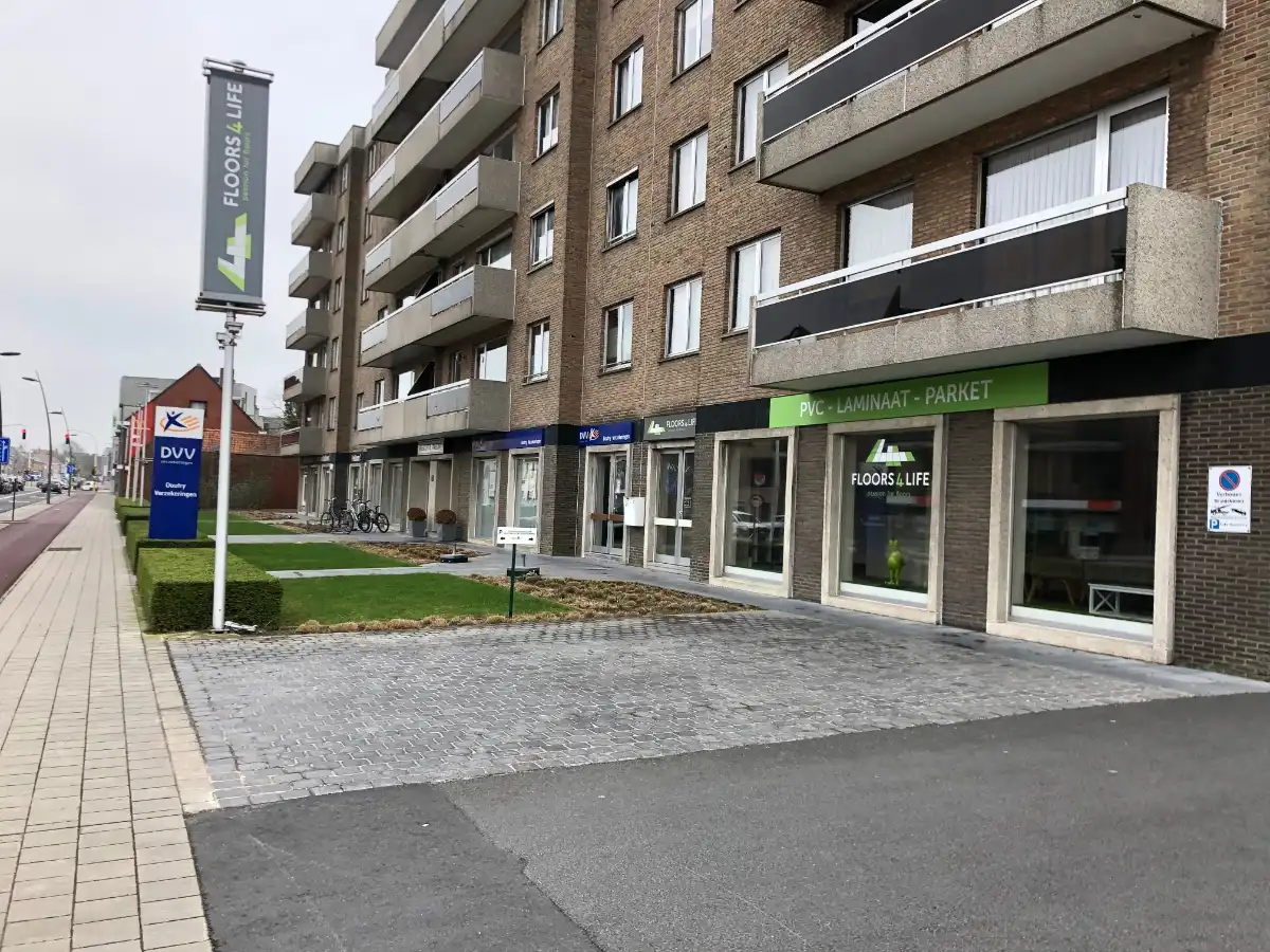COMMERCIEEL GELEGEN HANDELSRUIMTE + PARKING foto 4