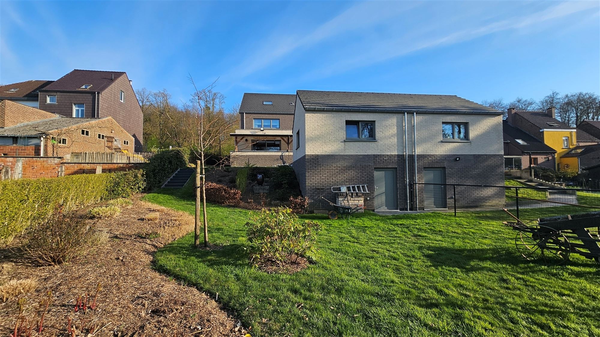 Aangename en recente woning (2022) met mooie tuin foto 2