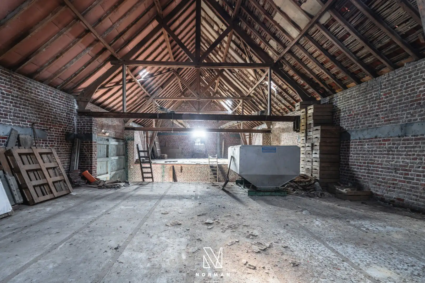 Unieke erfgoedhoeve op 33400 m² met dreef, bijgebouwen en landelijke vergezichten foto 19