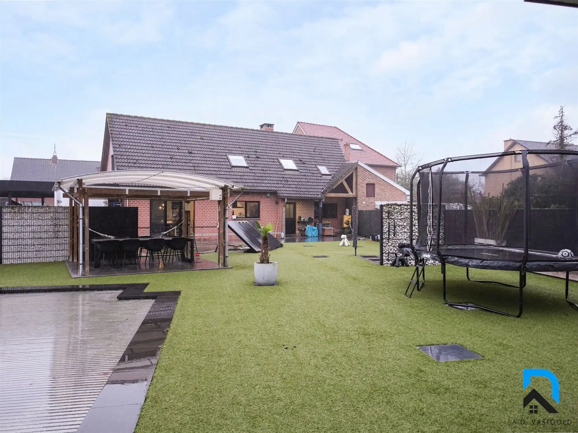 Ruime woning met prachtige tuin foto 2