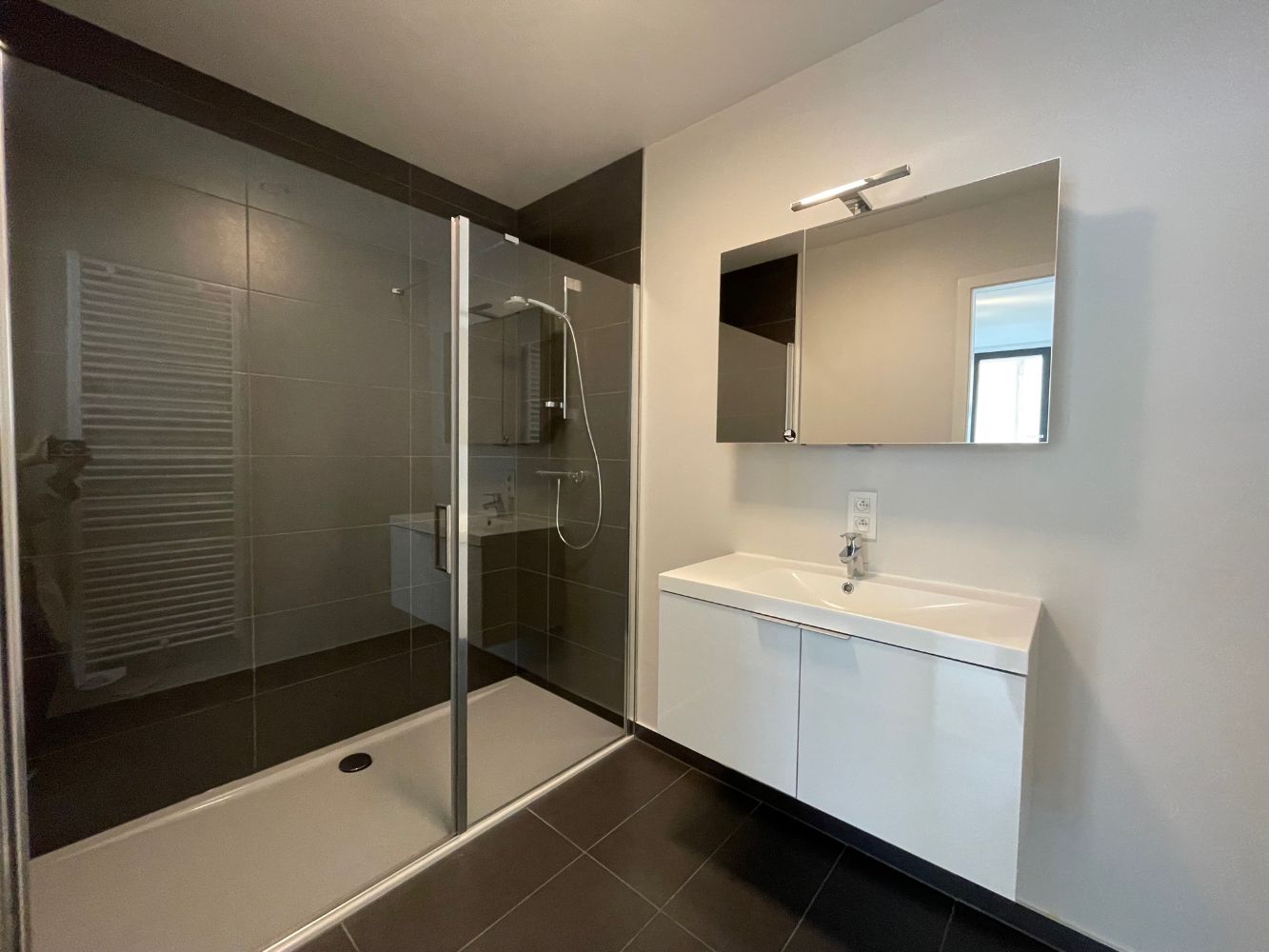 Mooi instapklaar appartement op het tweede verdiep met zicht op het pittoreske kerkplein. Midden in het commercieel centrum en op wandelafstand van de zee. foto 10