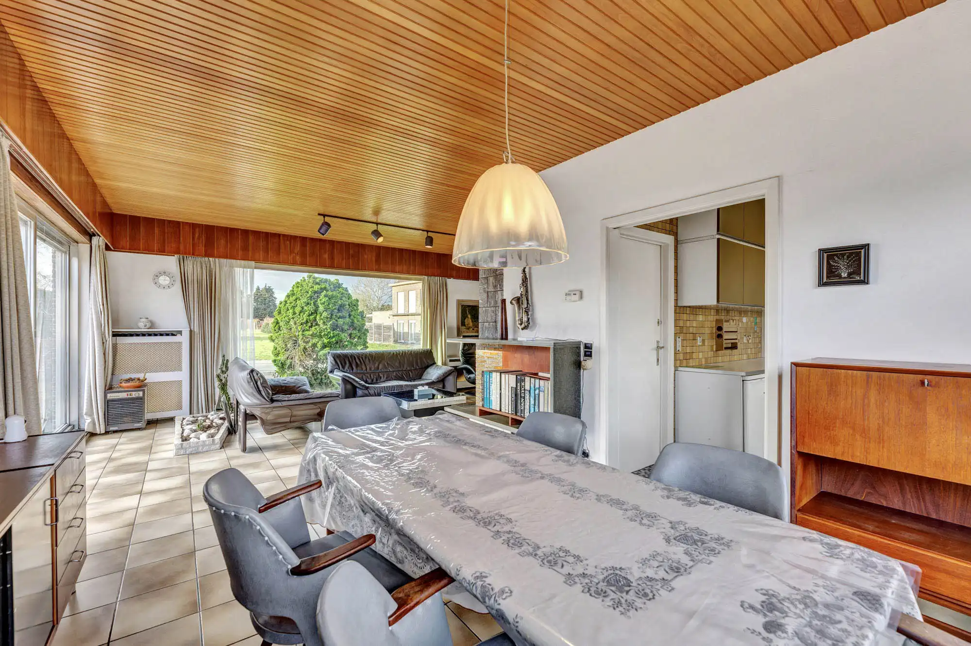 Bungalow met garage en tuintje op strategische ligging foto 11