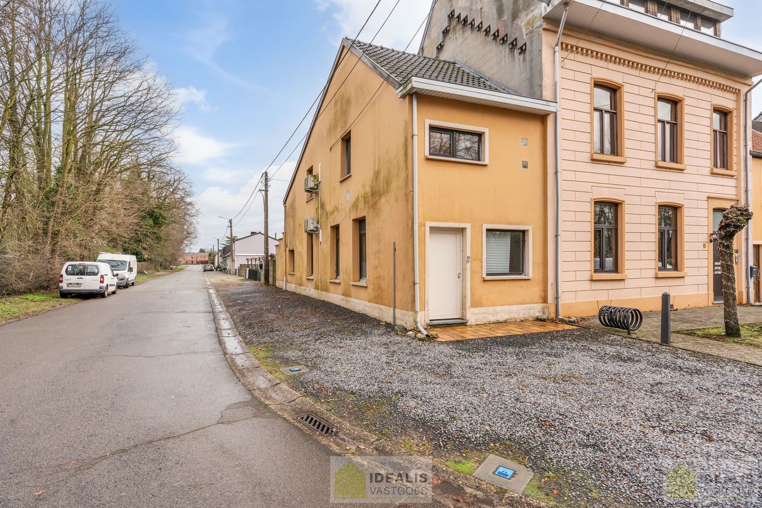 IDEALIS VASTGOED – CHARMANTE EENGEZINSWONING TE WIJCHMAAL, PEER! Deze woning omvat ca. 102m² bewoonbare oppervlakte op een perceel van 2a24ca met op het gelijkvloers inkomhal, bureau, woonkamer, keuken, toilet en berging. Op de verdieping 2 slaapkamers, dressing (mogelijkheid tot 3de slaapkamer in dressing) en badkamer. Uiterst geschikt voor kandidaten op zoek naar een betaalbare woning. foto 2