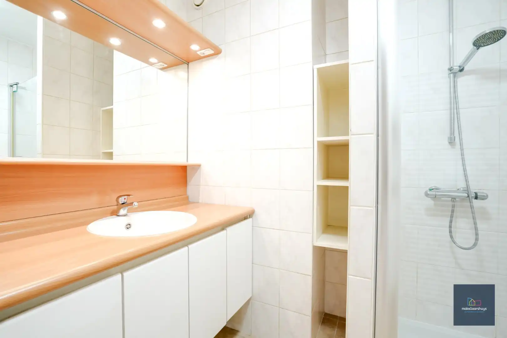 Goedgelegen 2slpk-appartement met terras en staanplaats foto 19