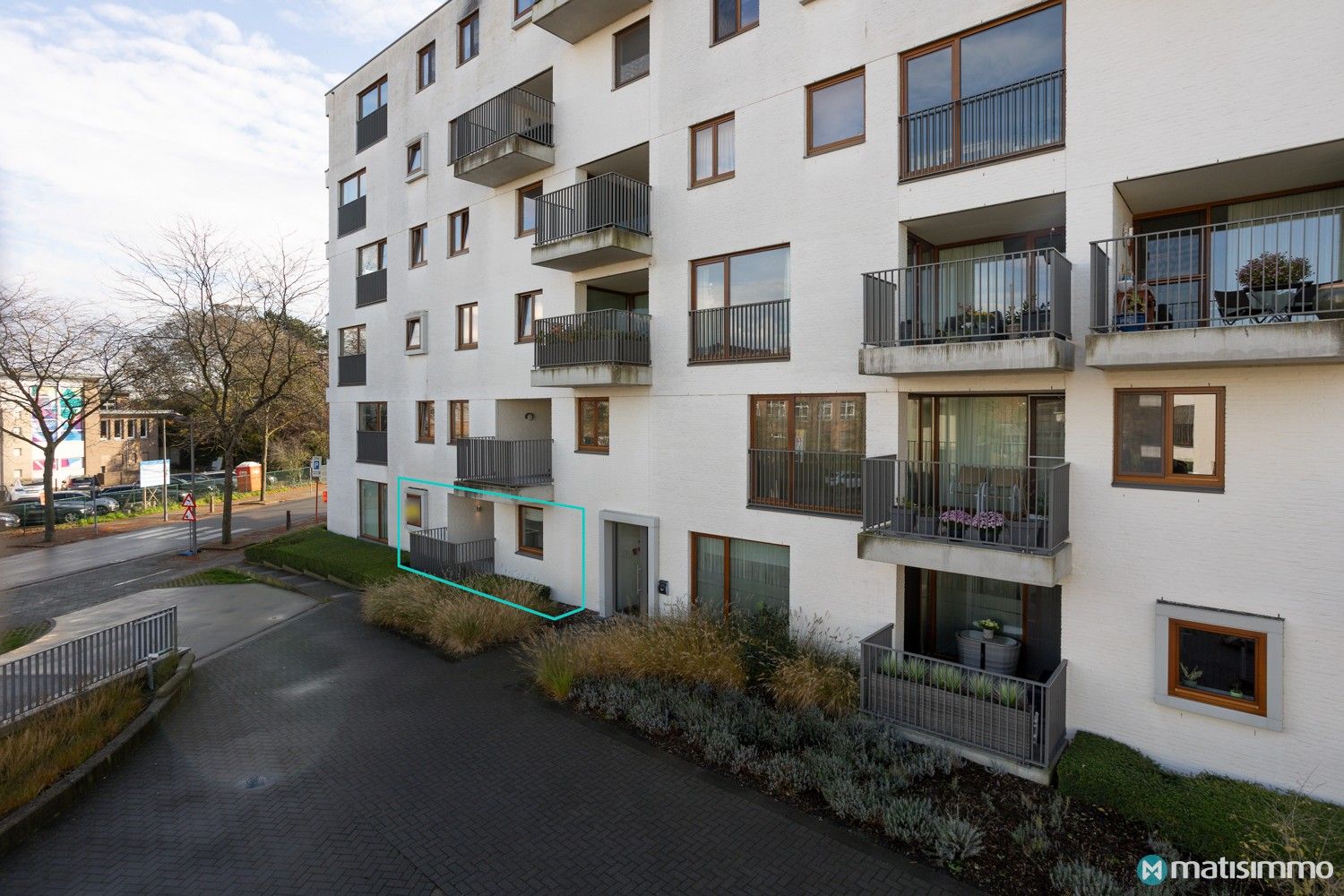 GELIJKVLOERS, INSTAPKLAAR APPARTEMENT MET 2 AUTOSTAANPLAATSEN VLAKBIJ HET CENTRUM VAN BILZEN foto 20