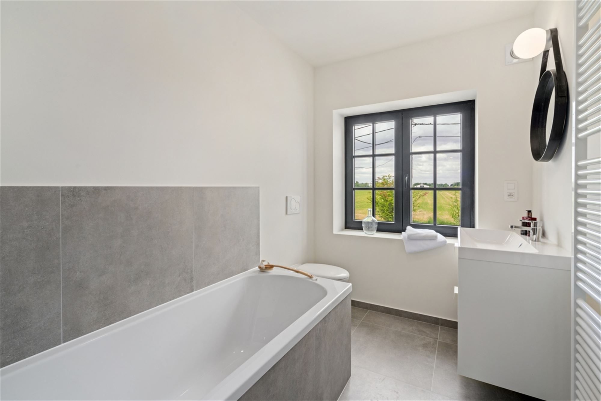 Stijlvolle, volledig gerenoveerde, INSTAPKLARE / WOONKLARE WONING (HOB) met 3 slaapkamers, 2 badkamers en garage op 756 m² foto 17