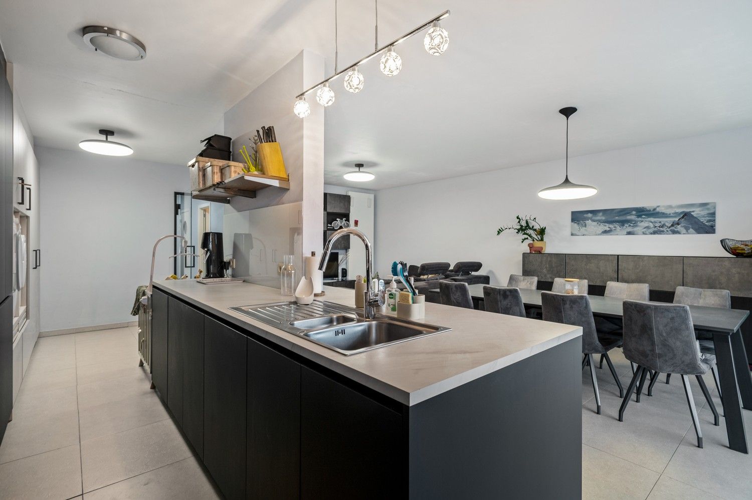 Instapklaar recent appartement met 3 slaapkamers en terras op centrale locatie te Schoten! foto 5