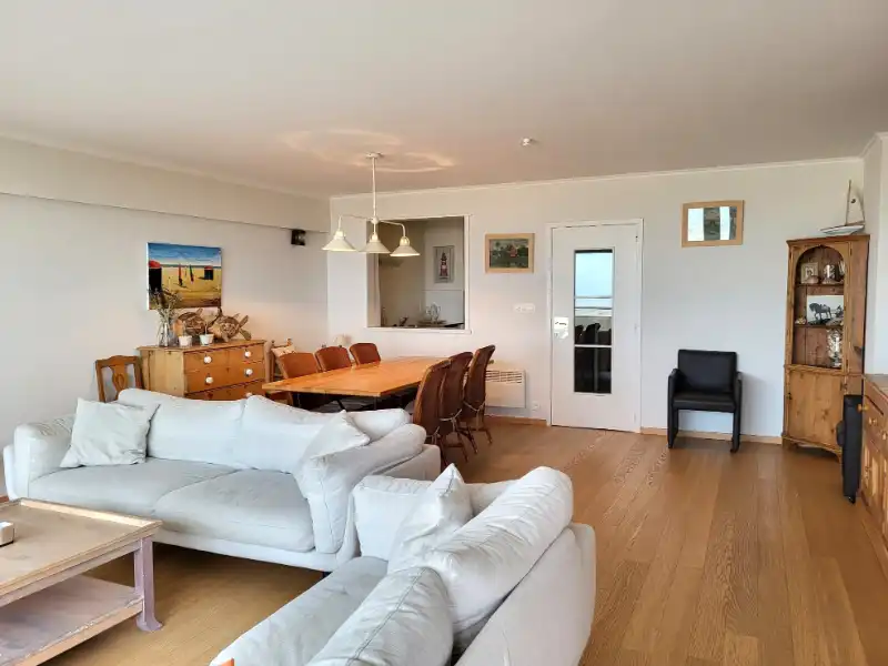 Ruim appartement met terras op de Zeedijk van Oostduinkerke te koop foto 3