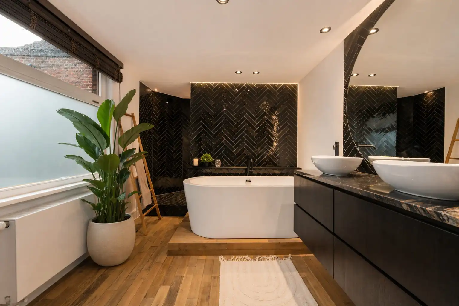 Subliem gerenoveerde stadswoning in een uitzonderlijk historisch kader rond de Onze-Lieve-Vrouwekerk, zonder renovatieverplichting foto 8