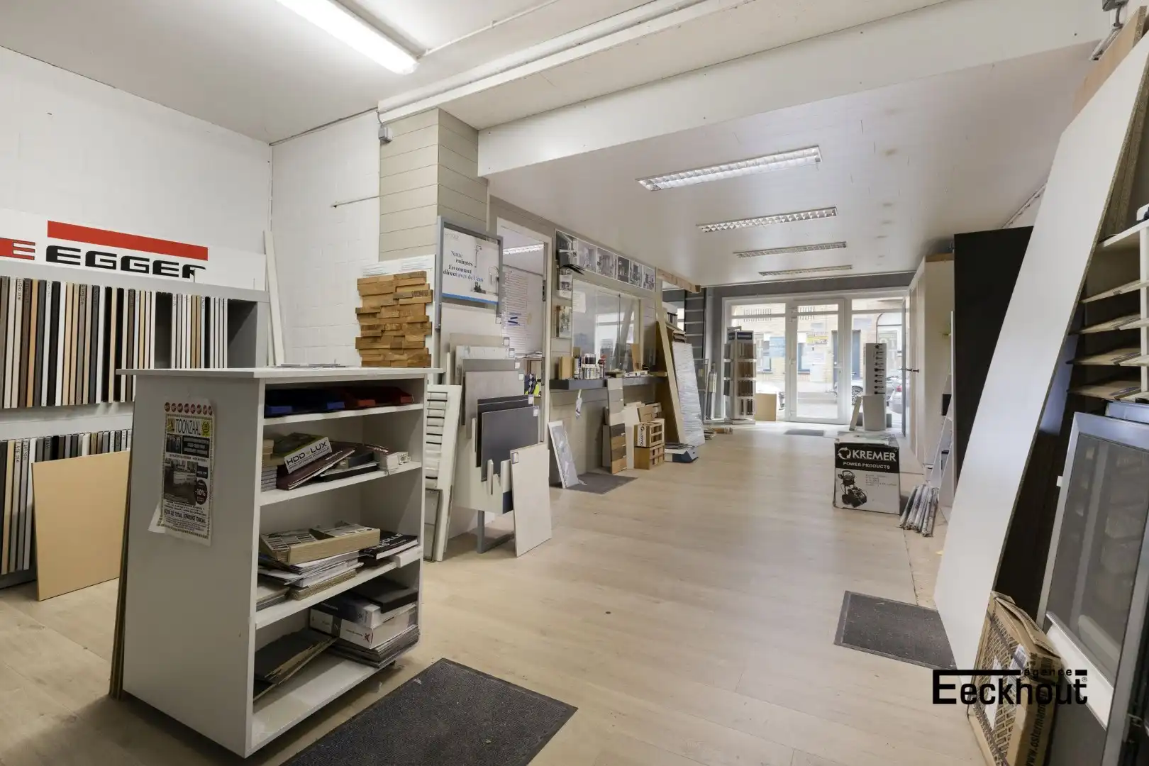 Zeer ruim (445 m²) handelspand met magazijn met tal van mogelijkheden in de Vuurtorenwijk te Oostende! foto 4