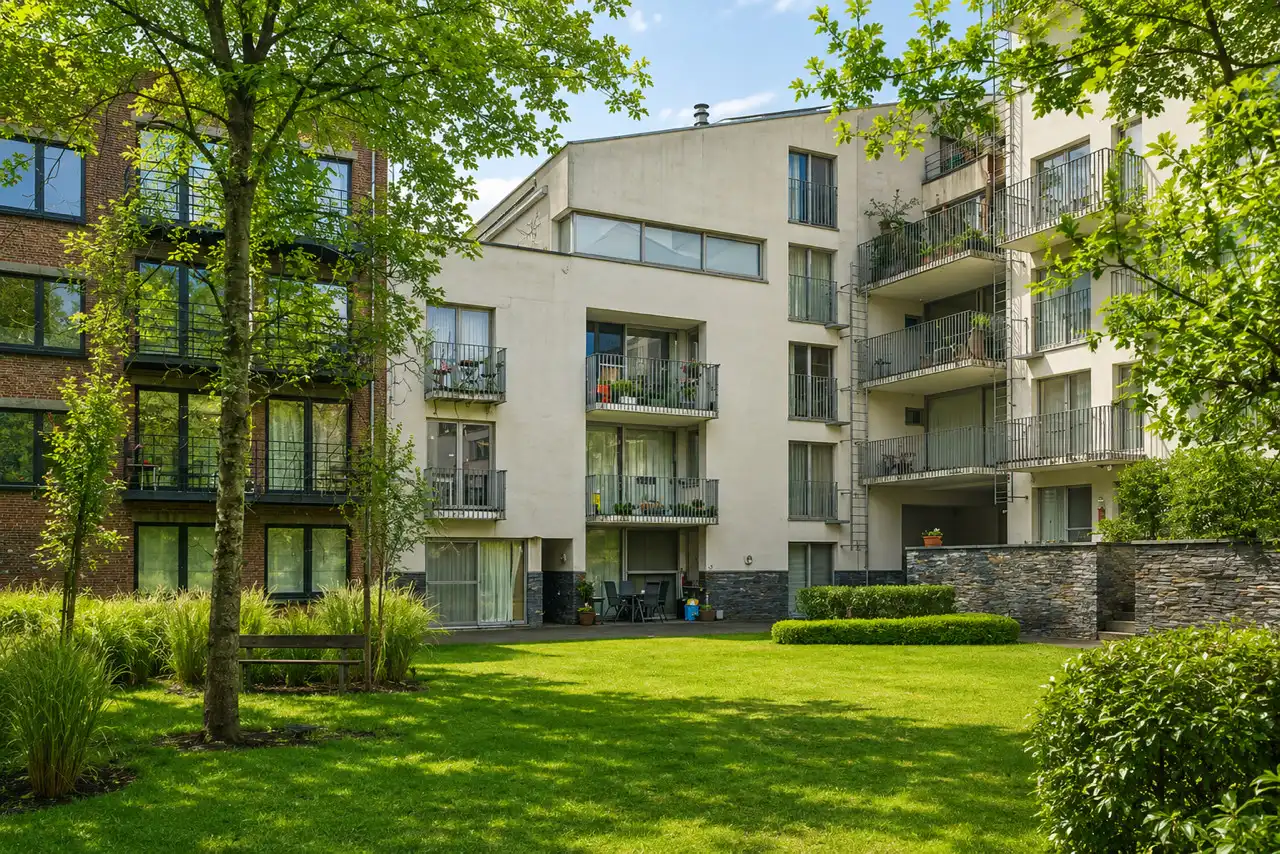Groen en energiezuinig wonen in alle rust in hartje Antwerpen aan de befaamde Academie foto {{pictureIndex}}