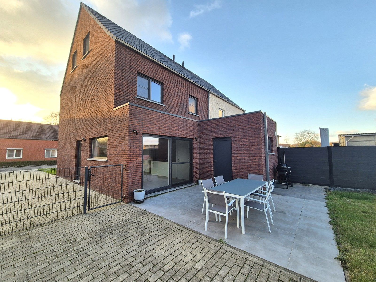 Recente halfopen woning E-peil 15! tot 5 slaapkamers aan 2% foto 2
