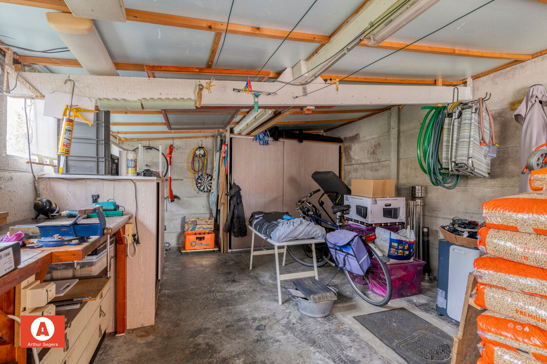 Verzorgde half-open bebouwing met oprit. foto 21