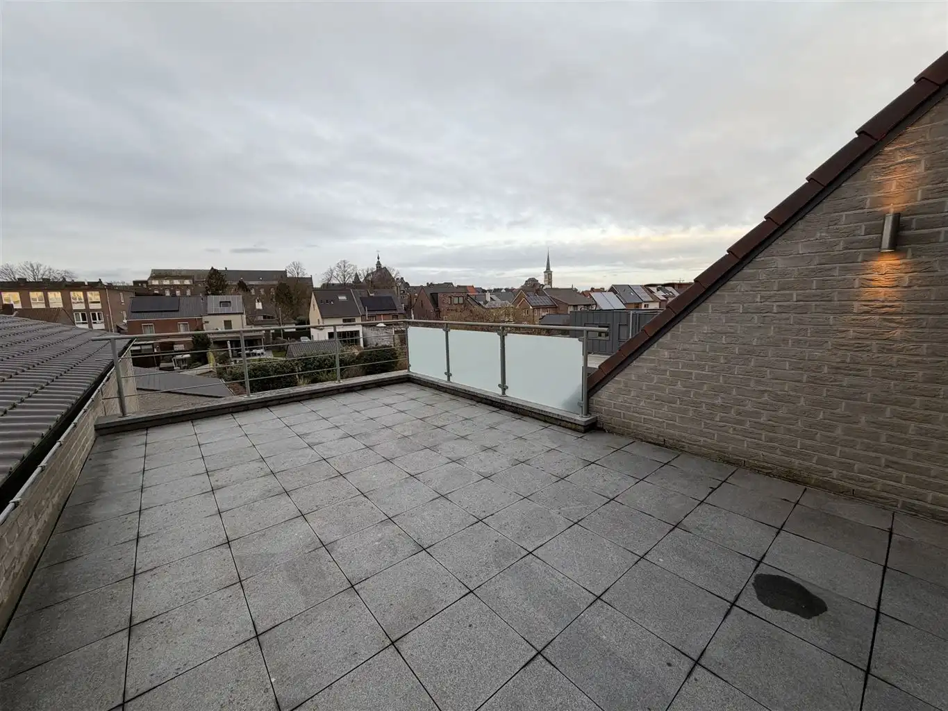 Instapklare stadswoning met 3 slaapkamers, aparte garage en tuintje. foto 17